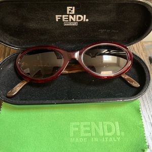 Fendi Sunglasses - oval shaped in Burgundy